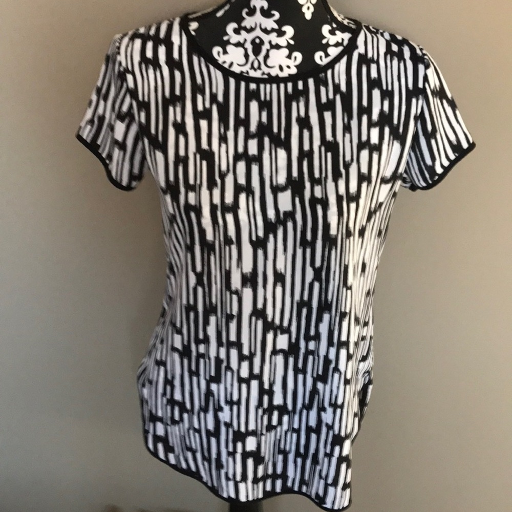 Gorgeous black and white short sleeved rounded neckline b&w blouse